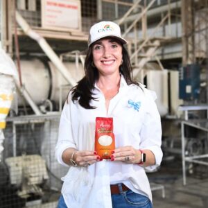 Victoria Villarruel Instagram - Gracias al pueblo entrerriano por invitarme a la Fiesta Nacional del Arroz, son momentos donde compruebo de qué somos capaces los argentinos si estamos unidos. El arroz es como la argentinidad, noble, resistente y muy resiliente. Gracias a todos los productores por mostrarnos el camino del trabajo, la dedicación y el sacrificio. Desde el gobierno nacional se ordenará la economía para que puedan progresar. Arreglar décadas de impericia valdrá sus frutos, a seguir adelante 🇦🇷.