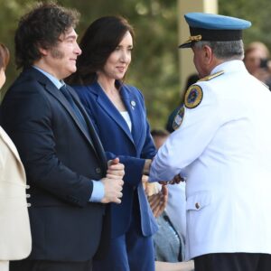 Victoria Villarruel Instagram - Hoy se conmemora el 203 Aniversario de la Policía Federal Argentina, por lo cual concurrimos con el Presidente Milei y otros funcionarios a la Escuela de Cadetes de la PFA para acompañar a nuestros hombres de azul en el desfile y entrega de distinciones. Es la primera vez en muchos años que asiste un presidente a rendir homenaje a los policías. Concluido el acto, pude saludar a los miembros de la Policía Federal, a sus bomberos, al GEOF, a la división Canes, a la policía motorizada, a los policías de acobacias en moto, a la policía montada, cocineros, enfermeras, a la Banda que me permitió dirigir la Marcha a las Malvinas, ¡gracias queridos policías por cuidarnos a todos y por su enorme sacrificio!policia