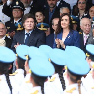 Victoria Villarruel Instagram - Hoy se conmemora el 203 Aniversario de la Policía Federal Argentina, por lo cual concurrimos con el Presidente Milei y otros funcionarios a la Escuela de Cadetes de la PFA para acompañar a nuestros hombres de azul en el desfile y entrega de distinciones. Es la primera vez en muchos años que asiste un presidente a rendir homenaje a los policías. Concluido el acto, pude saludar a los miembros de la Policía Federal, a sus bomberos, al GEOF, a la división Canes, a la policía motorizada, a los policías de acobacias en moto, a la policía montada, cocineros, enfermeras, a la Banda que me permitió dirigir la Marcha a las Malvinas, ¡gracias queridos policías por cuidarnos a todos y por su enorme sacrificio!policia
