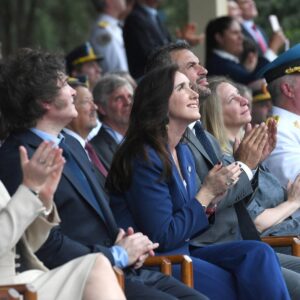Victoria Villarruel Instagram - Hoy se conmemora el 203 Aniversario de la Policía Federal Argentina, por lo cual concurrimos con el Presidente Milei y otros funcionarios a la Escuela de Cadetes de la PFA para acompañar a nuestros hombres de azul en el desfile y entrega de distinciones. Es la primera vez en muchos años que asiste un presidente a rendir homenaje a los policías. Concluido el acto, pude saludar a los miembros de la Policía Federal, a sus bomberos, al GEOF, a la división Canes, a la policía motorizada, a los policías de acobacias en moto, a la policía montada, cocineros, enfermeras, a la Banda que me permitió dirigir la Marcha a las Malvinas, ¡gracias queridos policías por cuidarnos a todos y por su enorme sacrificio!policia