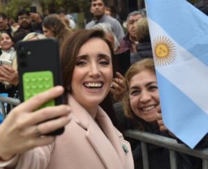 Victoria Villarruel Instagram - ¡¡Feliz Día de la Patria!! Hoy recordamos el día que quisimos ser Nación. ¡Que este 25 de mayo que nos une a todos los argentinos llene nuestros corazones y nos haga sentir hermanados por siempre! Todo por Argentina. #25deMayo 🇦🇷
