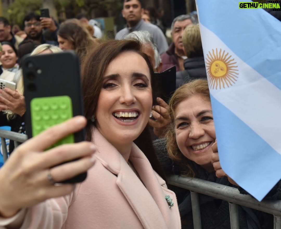 Victoria Villarruel - 137.4K Likes - ¡¡Feliz Día de la Patria!! Hoy recordamos el día que quisimos ser Nación. ¡Que este 25 de mayo que nos une a todos los argentinos llene nuestros corazones y nos haga sentir hermanados por siempre! Todo por Argentina. #25deMayo 🇦🇷