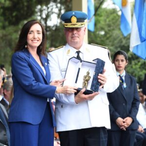 Victoria Villarruel Instagram - Hoy se conmemora el 203 Aniversario de la Policía Federal Argentina, por lo cual concurrimos con el Presidente Milei y otros funcionarios a la Escuela de Cadetes de la PFA para acompañar a nuestros hombres de azul en el desfile y entrega de distinciones. Es la primera vez en muchos años que asiste un presidente a rendir homenaje a los policías. Concluido el acto, pude saludar a los miembros de la Policía Federal, a sus bomberos, al GEOF, a la división Canes, a la policía motorizada, a los policías de acobacias en moto, a la policía montada, cocineros, enfermeras, a la Banda que me permitió dirigir la Marcha a las Malvinas, ¡gracias queridos policías por cuidarnos a todos y por su enorme sacrificio!policia