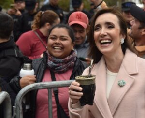 Victoria Villarruel Instagram - ¡¡Feliz Día de la Patria!! Hoy recordamos el día que quisimos ser Nación. ¡Que este 25 de mayo que nos une a todos los argentinos llene nuestros corazones y nos haga sentir hermanados por siempre! Todo por Argentina. #25deMayo 🇦🇷