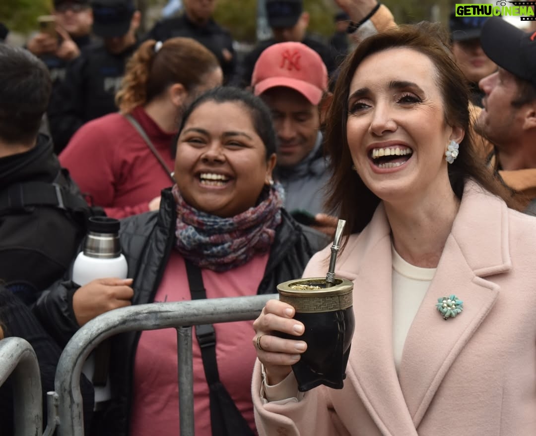Victoria Villarruel - 137.4K Likes - ¡¡Feliz Día de la Patria!! Hoy recordamos el día que quisimos ser Nación. ¡Que este 25 de mayo que nos une a todos los argentinos llene nuestros corazones y nos haga sentir hermanados por siempre! Todo por Argentina. #25deMayo 🇦🇷