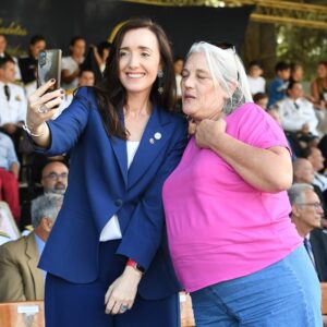 Victoria Villarruel Instagram - Hoy se conmemora el 203 Aniversario de la Policía Federal Argentina, por lo cual concurrimos con el Presidente Milei y otros funcionarios a la Escuela de Cadetes de la PFA para acompañar a nuestros hombres de azul en el desfile y entrega de distinciones. Es la primera vez en muchos años que asiste un presidente a rendir homenaje a los policías. Concluido el acto, pude saludar a los miembros de la Policía Federal, a sus bomberos, al GEOF, a la división Canes, a la policía motorizada, a los policías de acobacias en moto, a la policía montada, cocineros, enfermeras, a la Banda que me permitió dirigir la Marcha a las Malvinas, ¡gracias queridos policías por cuidarnos a todos y por su enorme sacrificio!policia