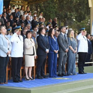 Victoria Villarruel Instagram - Hoy se conmemora el 203 Aniversario de la Policía Federal Argentina, por lo cual concurrimos con el Presidente Milei y otros funcionarios a la Escuela de Cadetes de la PFA para acompañar a nuestros hombres de azul en el desfile y entrega de distinciones. Es la primera vez en muchos años que asiste un presidente a rendir homenaje a los policías. Concluido el acto, pude saludar a los miembros de la Policía Federal, a sus bomberos, al GEOF, a la división Canes, a la policía motorizada, a los policías de acobacias en moto, a la policía montada, cocineros, enfermeras, a la Banda que me permitió dirigir la Marcha a las Malvinas, ¡gracias queridos policías por cuidarnos a todos y por su enorme sacrificio!policia