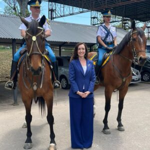 Victoria Villarruel Instagram - Hoy se conmemora el 203 Aniversario de la Policía Federal Argentina, por lo cual concurrimos con el Presidente Milei y otros funcionarios a la Escuela de Cadetes de la PFA para acompañar a nuestros hombres de azul en el desfile y entrega de distinciones. Es la primera vez en muchos años que asiste un presidente a rendir homenaje a los policías. Concluido el acto, pude saludar a los miembros de la Policía Federal, a sus bomberos, al GEOF, a la división Canes, a la policía motorizada, a los policías de acobacias en moto, a la policía montada, cocineros, enfermeras, a la Banda que me permitió dirigir la Marcha a las Malvinas, ¡gracias queridos policías por cuidarnos a todos y por su enorme sacrificio!policia