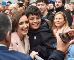Victoria Villarruel Instagram - ¡¡Feliz Día de la Patria!! Hoy recordamos el día que quisimos ser Nación. ¡Que este 25 de mayo que nos une a todos los argentinos llene nuestros corazones y nos haga sentir hermanados por siempre! Todo por Argentina. #25deMayo 🇦🇷