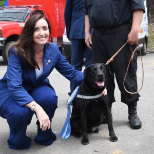 Victoria Villarruel Instagram - Hoy se conmemora el 203 Aniversario de la Policía Federal Argentina, por lo cual concurrimos con el Presidente Milei y otros funcionarios a la Escuela de Cadetes de la PFA para acompañar a nuestros hombres de azul en el desfile y entrega de distinciones. Es la primera vez en muchos años que asiste un presidente a rendir homenaje a los policías. Concluido el acto, pude saludar a los miembros de la Policía Federal, a sus bomberos, al GEOF, a la división Canes, a la policía motorizada, a los policías de acobacias en moto, a la policía montada, cocineros, enfermeras, a la Banda que me permitió dirigir la Marcha a las Malvinas, ¡gracias queridos policías por cuidarnos a todos y por su enorme sacrificio!policia