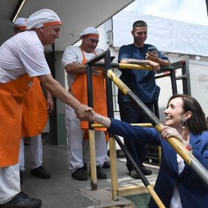 Victoria Villarruel Instagram - Hoy se conmemora el 203 Aniversario de la Policía Federal Argentina, por lo cual concurrimos con el Presidente Milei y otros funcionarios a la Escuela de Cadetes de la PFA para acompañar a nuestros hombres de azul en el desfile y entrega de distinciones. Es la primera vez en muchos años que asiste un presidente a rendir homenaje a los policías. Concluido el acto, pude saludar a los miembros de la Policía Federal, a sus bomberos, al GEOF, a la división Canes, a la policía motorizada, a los policías de acobacias en moto, a la policía montada, cocineros, enfermeras, a la Banda que me permitió dirigir la Marcha a las Malvinas, ¡gracias queridos policías por cuidarnos a todos y por su enorme sacrificio!policia
