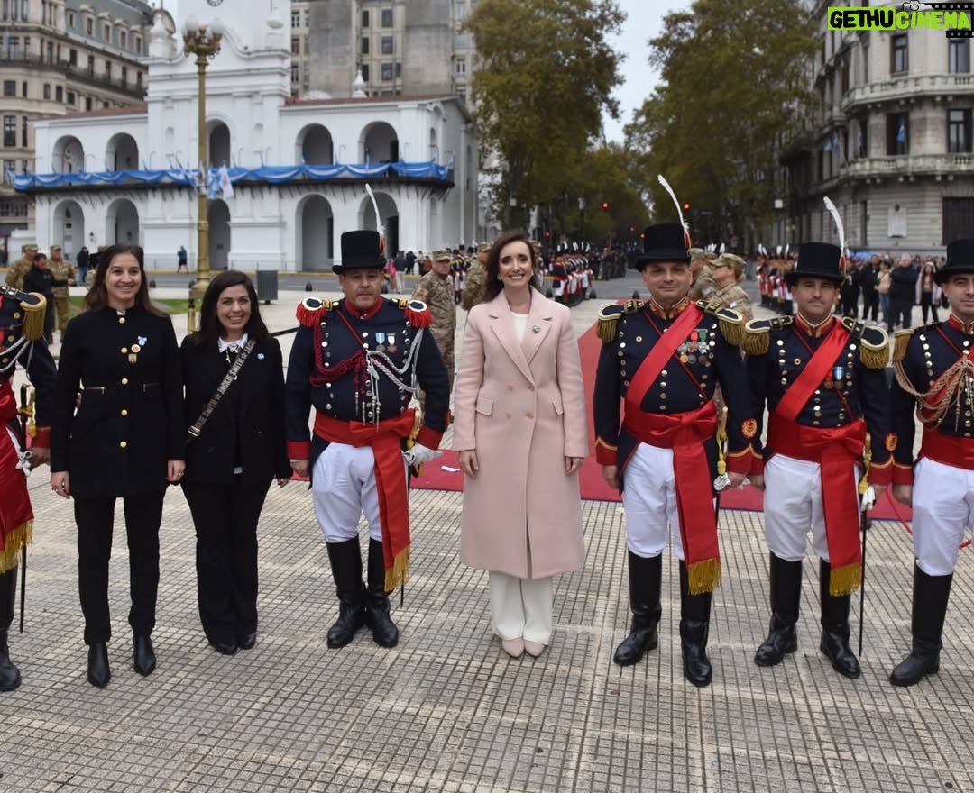 Victoria Villarruel - 137.4K Likes - ¡¡Feliz Día de la Patria!! Hoy recordamos el día que quisimos ser Nación. ¡Que este 25 de mayo que nos une a todos los argentinos llene nuestros corazones y nos haga sentir hermanados por siempre! Todo por Argentina. #25deMayo 🇦🇷