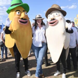 Victoria Villarruel Instagram - Gracias al pueblo entrerriano por invitarme a la Fiesta Nacional del Arroz, son momentos donde compruebo de qué somos capaces los argentinos si estamos unidos. El arroz es como la argentinidad, noble, resistente y muy resiliente. Gracias a todos los productores por mostrarnos el camino del trabajo, la dedicación y el sacrificio. Desde el gobierno nacional se ordenará la economía para que puedan progresar. Arreglar décadas de impericia valdrá sus frutos, a seguir adelante 🇦🇷.