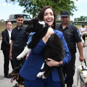 Victoria Villarruel Instagram - Hoy se conmemora el 203 Aniversario de la Policía Federal Argentina, por lo cual concurrimos con el Presidente Milei y otros funcionarios a la Escuela de Cadetes de la PFA para acompañar a nuestros hombres de azul en el desfile y entrega de distinciones. Es la primera vez en muchos años que asiste un presidente a rendir homenaje a los policías. Concluido el acto, pude saludar a los miembros de la Policía Federal, a sus bomberos, al GEOF, a la división Canes, a la policía motorizada, a los policías de acobacias en moto, a la policía montada, cocineros, enfermeras, a la Banda que me permitió dirigir la Marcha a las Malvinas, ¡gracias queridos policías por cuidarnos a todos y por su enorme sacrificio!policia