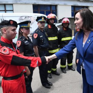 Victoria Villarruel Instagram - Hoy se conmemora el 203 Aniversario de la Policía Federal Argentina, por lo cual concurrimos con el Presidente Milei y otros funcionarios a la Escuela de Cadetes de la PFA para acompañar a nuestros hombres de azul en el desfile y entrega de distinciones. Es la primera vez en muchos años que asiste un presidente a rendir homenaje a los policías. Concluido el acto, pude saludar a los miembros de la Policía Federal, a sus bomberos, al GEOF, a la división Canes, a la policía motorizada, a los policías de acobacias en moto, a la policía montada, cocineros, enfermeras, a la Banda que me permitió dirigir la Marcha a las Malvinas, ¡gracias queridos policías por cuidarnos a todos y por su enorme sacrificio!policia