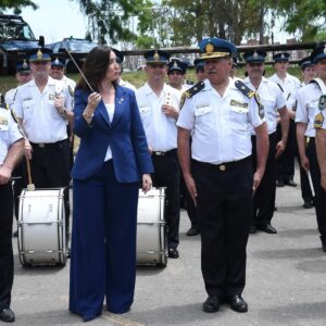 Victoria Villarruel Instagram - Hoy se conmemora el 203 Aniversario de la Policía Federal Argentina, por lo cual concurrimos con el Presidente Milei y otros funcionarios a la Escuela de Cadetes de la PFA para acompañar a nuestros hombres de azul en el desfile y entrega de distinciones. Es la primera vez en muchos años que asiste un presidente a rendir homenaje a los policías. Concluido el acto, pude saludar a los miembros de la Policía Federal, a sus bomberos, al GEOF, a la división Canes, a la policía motorizada, a los policías de acobacias en moto, a la policía montada, cocineros, enfermeras, a la Banda que me permitió dirigir la Marcha a las Malvinas, ¡gracias queridos policías por cuidarnos a todos y por su enorme sacrificio!policia