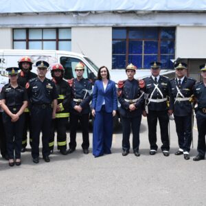 Victoria Villarruel Instagram - Hoy se conmemora el 203 Aniversario de la Policía Federal Argentina, por lo cual concurrimos con el Presidente Milei y otros funcionarios a la Escuela de Cadetes de la PFA para acompañar a nuestros hombres de azul en el desfile y entrega de distinciones. Es la primera vez en muchos años que asiste un presidente a rendir homenaje a los policías. Concluido el acto, pude saludar a los miembros de la Policía Federal, a sus bomberos, al GEOF, a la división Canes, a la policía motorizada, a los policías de acobacias en moto, a la policía montada, cocineros, enfermeras, a la Banda que me permitió dirigir la Marcha a las Malvinas, ¡gracias queridos policías por cuidarnos a todos y por su enorme sacrificio!policia
