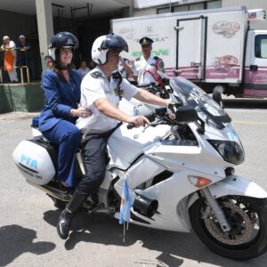 Victoria Villarruel Instagram - Hoy se conmemora el 203 Aniversario de la Policía Federal Argentina, por lo cual concurrimos con el Presidente Milei y otros funcionarios a la Escuela de Cadetes de la PFA para acompañar a nuestros hombres de azul en el desfile y entrega de distinciones. Es la primera vez en muchos años que asiste un presidente a rendir homenaje a los policías. Concluido el acto, pude saludar a los miembros de la Policía Federal, a sus bomberos, al GEOF, a la división Canes, a la policía motorizada, a los policías de acobacias en moto, a la policía montada, cocineros, enfermeras, a la Banda que me permitió dirigir la Marcha a las Malvinas, ¡gracias queridos policías por cuidarnos a todos y por su enorme sacrificio!policia