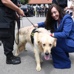 Victoria Villarruel Instagram - Hoy se conmemora el 203 Aniversario de la Policía Federal Argentina, por lo cual concurrimos con el Presidente Milei y otros funcionarios a la Escuela de Cadetes de la PFA para acompañar a nuestros hombres de azul en el desfile y entrega de distinciones. Es la primera vez en muchos años que asiste un presidente a rendir homenaje a los policías. Concluido el acto, pude saludar a los miembros de la Policía Federal, a sus bomberos, al GEOF, a la división Canes, a la policía motorizada, a los policías de acobacias en moto, a la policía montada, cocineros, enfermeras, a la Banda que me permitió dirigir la Marcha a las Malvinas, ¡gracias queridos policías por cuidarnos a todos y por su enorme sacrificio!policia