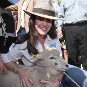 Victoria Villarruel Instagram - Gracias al pueblo entrerriano por invitarme a la Fiesta Nacional del Arroz, son momentos donde compruebo de qué somos capaces los argentinos si estamos unidos. El arroz es como la argentinidad, noble, resistente y muy resiliente. Gracias a todos los productores por mostrarnos el camino del trabajo, la dedicación y el sacrificio. Desde el gobierno nacional se ordenará la economía para que puedan progresar. Arreglar décadas de impericia valdrá sus frutos, a seguir adelante 🇦🇷.