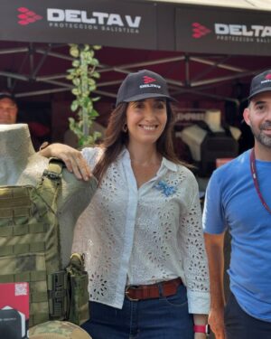 Victoria Villarruel Instagram - BERSA es un ejemplo de Industria nacional competitiva y recursos humanos de excelencia, eso somos los argentinos. Creamos en nosotros mismos, el Estado Argentino acompañando al sector privado que crea riqueza y puestos de trabajo para nuestras familias, este es el camino a la prosperidad. Sigamos juntos esta línea. 🇦🇷 Hoy en el Encuentro de Defensa y Seguridad 2024 de BERSA pudimos ver a las empresas del sector que fabrican armas, chalecos antibalas, blindados, armas no letales y además la invaluable presencia del Ejército Argentino, la PFA, Gendarmería, Prefectura y PSA junto a las Fuerzas policiales de otras provincias. Gracias por invitarme!!! 🇦🇷