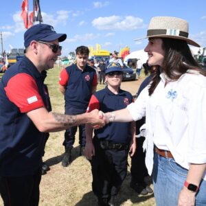 Victoria Villarruel Instagram - Gracias al pueblo entrerriano por invitarme a la Fiesta Nacional del Arroz, son momentos donde compruebo de qué somos capaces los argentinos si estamos unidos. El arroz es como la argentinidad, noble, resistente y muy resiliente. Gracias a todos los productores por mostrarnos el camino del trabajo, la dedicación y el sacrificio. Desde el gobierno nacional se ordenará la economía para que puedan progresar. Arreglar décadas de impericia valdrá sus frutos, a seguir adelante 🇦🇷.