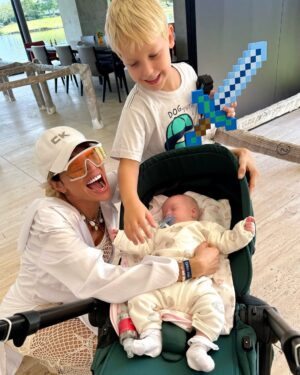 Victoria Xipolitakis Instagram - Conocimos a la bebota más simpática y hermosa, te amamos @milenka_ok 💕, felicitaciones al gran papá @marley_ok y al súper hermanito @mirko_ok,
los ❤️ mucho!