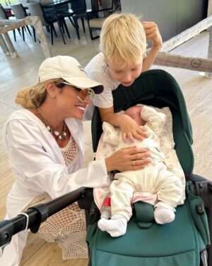 Victoria Xipolitakis Instagram - Conocimos a la bebota más simpática y hermosa, te amamos @milenka_ok 💕, felicitaciones al gran papá @marley_ok y al súper hermanito @mirko_ok,
los ❤️ mucho!