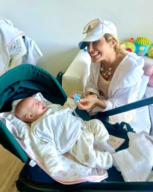 Victoria Xipolitakis Instagram - Conocimos a la bebota más simpática y hermosa, te amamos @milenka_ok 💕, felicitaciones al gran papá @marley_ok y al súper hermanito @mirko_ok,
los ❤️ mucho!