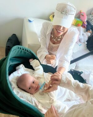 Victoria Xipolitakis Instagram - Conocimos a la bebota más simpática y hermosa, te amamos @milenka_ok 💕, felicitaciones al gran papá @marley_ok y al súper hermanito @mirko_ok,
los ❤️ mucho!