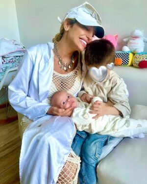 Victoria Xipolitakis Instagram - Conocimos a la bebota más simpática y hermosa, te amamos @milenka_ok 💕, felicitaciones al gran papá @marley_ok y al súper hermanito @mirko_ok,
los ❤️ mucho!