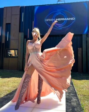 Victoria Xipolitakis Instagram - Llego el día!!!!! Hoy la casa más famosa vuelve abrir sus puertas; HOY 21:45hs vuelve #GranHermano @granhermanoar con la conducción de @santidelmoro por @telefe 👏
Mirá todo lo que ocurre en la casa las 24hs gratis por @dgo_latam @directvla