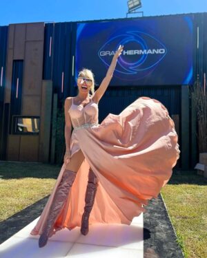 Victoria Xipolitakis Instagram - Llego el día!!!!! Hoy la casa más famosa vuelve abrir sus puertas; HOY 21:45hs vuelve #GranHermano @granhermanoar con la conducción de @santidelmoro por @telefe 👏
Mirá todo lo que ocurre en la casa las 24hs gratis por @dgo_latam @directvla