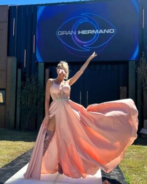 Victoria Xipolitakis Instagram - Llego el día!!!!! Hoy la casa más famosa vuelve abrir sus puertas; HOY 21:45hs vuelve #GranHermano @granhermanoar con la conducción de @santidelmoro por @telefe 👏
Mirá todo lo que ocurre en la casa las 24hs gratis por @dgo_latam @directvla