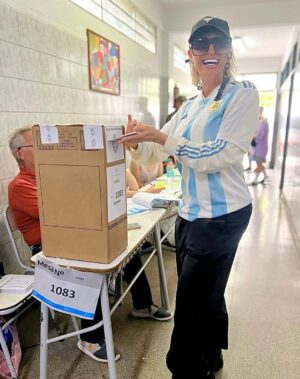 Victoria Xipolitakis Instagram - #40AñosDeDemocracia Por la República 🇦🇷🤍
#Elecciones2023 🗳️
#ArgentinaTeAmo💪