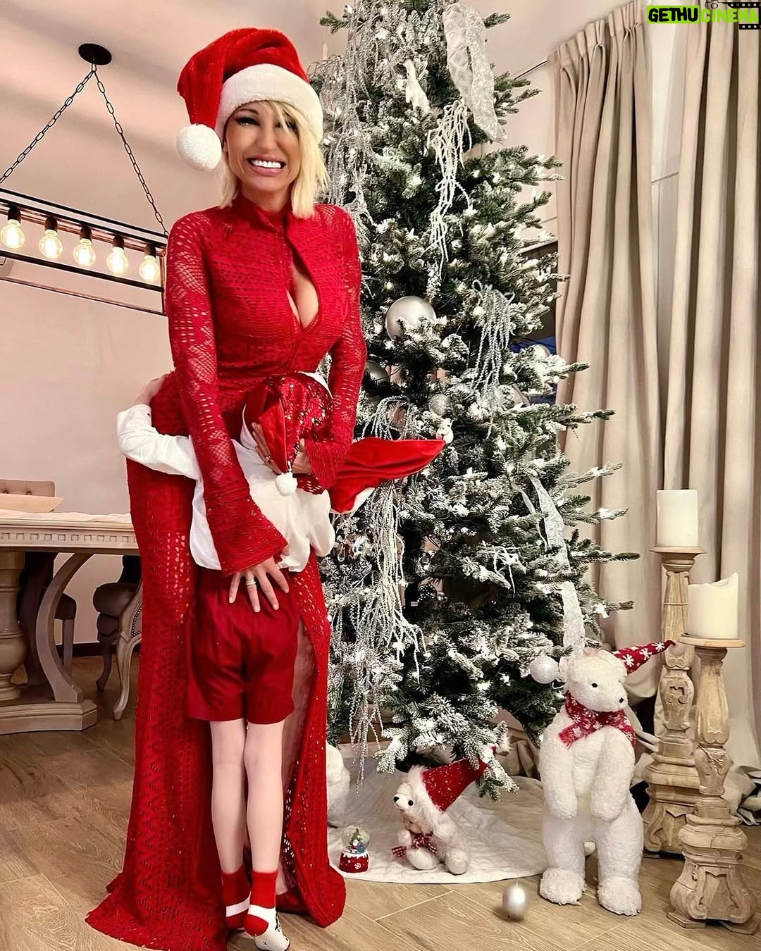 Victoria Xipolitakis - 43.7K Likes - Hoy en el día de la virgencita, ya tenemos nuestro arbolito armado, papá Noel te estamos esperando!!!!!!!!! ❤️🎄✨🎅⭐️