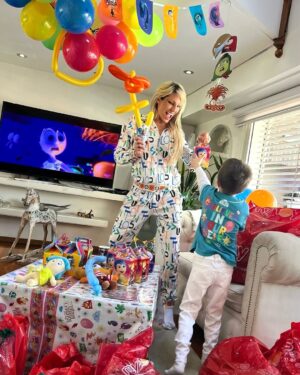 Victoria Xipolitakis Instagram - El mejor regalo para todos los niños es hacerlos felices,
¡FELIZ DÍA MI VIDA!, ❤️
¡FELIZ DÍA DE LA NIÑEZ PARA TODOS!
👦 👶💚💛🧡🩷🩵💙💜🤍