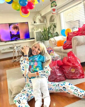 Victoria Xipolitakis Instagram - El mejor regalo para todos los niños es hacerlos felices,
¡FELIZ DÍA MI VIDA!, ❤️
¡FELIZ DÍA DE LA NIÑEZ PARA TODOS!
👦 👶💚💛🧡🩷🩵💙💜🤍
