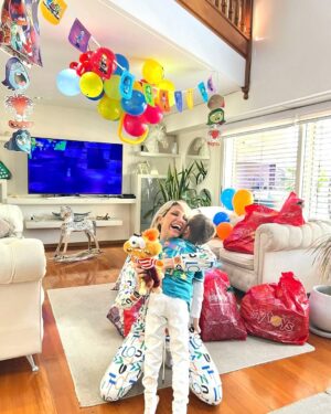 Victoria Xipolitakis Instagram - El mejor regalo para todos los niños es hacerlos felices,
¡FELIZ DÍA MI VIDA!, ❤️
¡FELIZ DÍA DE LA NIÑEZ PARA TODOS!
👦 👶💚💛🧡🩷🩵💙💜🤍