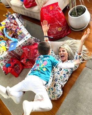 Victoria Xipolitakis Instagram - El mejor regalo para todos los niños es hacerlos felices,
¡FELIZ DÍA MI VIDA!, ❤️
¡FELIZ DÍA DE LA NIÑEZ PARA TODOS!
👦 👶💚💛🧡🩷🩵💙💜🤍