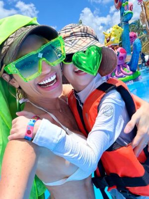 Victoria Xipolitakis Instagram - Gracias @nickresortrivieramaya @nickelodeonenespanol @nickelodeonfamiliaespanol por hacer felices a los niños como a los adultos;
Impresionante hotel lleno de magia, diversión y atención.
Increíbles vacaciones y vivirlas junto a vos HiJO hacen que sean INOLVIDABLES ❤️