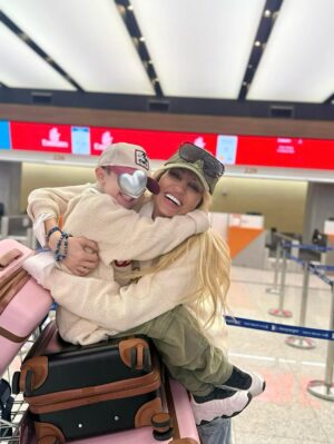 Victoria Xipolitakis Instagram - Los sueños se hacen realidad, y como mamá, nada es imposible cuando se trata de vos.
Cada esfuerzo, sacrificio y batalla silenciosa valió la pena porque este momento es para vos, para que cumplas tus sueños y sientas todo mi amor .
Nuestro primer viaje juntos hijito, llegó el día!!!! Inolvidable, lleno de amor, alegría y muchas sorpresitas....
Nada me hace más feliz que verte feliz.
TE AMO mi vida!
Gracias a la Justicia Argentina por autorizarlo, a mi familia por estar y ayudarme siempre
y a las empresas que nos acompañan
@nickresortrivieramaya @vivaresorts
@cotizatuasistencia @amae.lounge ✈️❤️