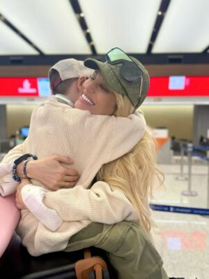 Victoria Xipolitakis Instagram - Los sueños se hacen realidad, y como mamá, nada es imposible cuando se trata de vos.
Cada esfuerzo, sacrificio y batalla silenciosa valió la pena porque este momento es para vos, para que cumplas tus sueños y sientas todo mi amor .
Nuestro primer viaje juntos hijito, llegó el día!!!! Inolvidable, lleno de amor, alegría y muchas sorpresitas....
Nada me hace más feliz que verte feliz.
TE AMO mi vida!
Gracias a la Justicia Argentina por autorizarlo, a mi familia por estar y ayudarme siempre
y a las empresas que nos acompañan
@nickresortrivieramaya @vivaresorts
@cotizatuasistencia @amae.lounge ✈️❤️