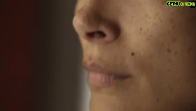 Viña Machado - 3.6K Likes - 🎭Feliz día Del Actor/Actriz!
Soy cada rostro que he habitado.
Soy las lágrimas que no eran mías y la risa prestada que se volvió propia.
Soy la memoria de un cuerpo que se transforma, la voz que se quiebra, el silencio que retumba.