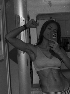 Viña Machado Instagram - Una recocha de fotos sin postear! 
1- León mi amor 
2- La casa florece 
3- León 
4-Hasta en pijama se entrena 
5- El amor 
6- presumiendo pelo
7- Demon Slayer 
8- Matica costeña 
9-el vestido de Juli! 
10- Las de Siempre. 
11- madrugando a trabajar
12- cositas que me encuentran 
13- lista! 
14- León listo pa su mes! 

A veces me olvido del posteo🥹!