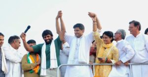 Vinesh Phogat Instagram - आज खरक रामजी गांव में बड़े भाई @deependersinghhooda जी और पहलवान @bajrangpunia60 जी की उपस्थिति में जुलाना विधानसभा की जनता ने जो आशीर्वाद, सम्मान और समर्थन दिया है, उससे यह साफ है कि जुलाना बदलाव की राह पर है।
इस भाजपा सरकार का घमंड तोड़ने और जुलाना में विकास और सम्मान की नई कहानी लिखने का संकल्प जनता ने आज दिखा दिया है।