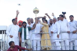 Vinesh Phogat Instagram - आज खरक रामजी गांव में बड़े भाई @deependersinghhooda जी और पहलवान @bajrangpunia60 जी की उपस्थिति में जुलाना विधानसभा की जनता ने जो आशीर्वाद, सम्मान और समर्थन दिया है, उससे यह साफ है कि जुलाना बदलाव की राह पर है।
इस भाजपा सरकार का घमंड तोड़ने और जुलाना में विकास और सम्मान की नई कहानी लिखने का संकल्प जनता ने आज दिखा दिया है।