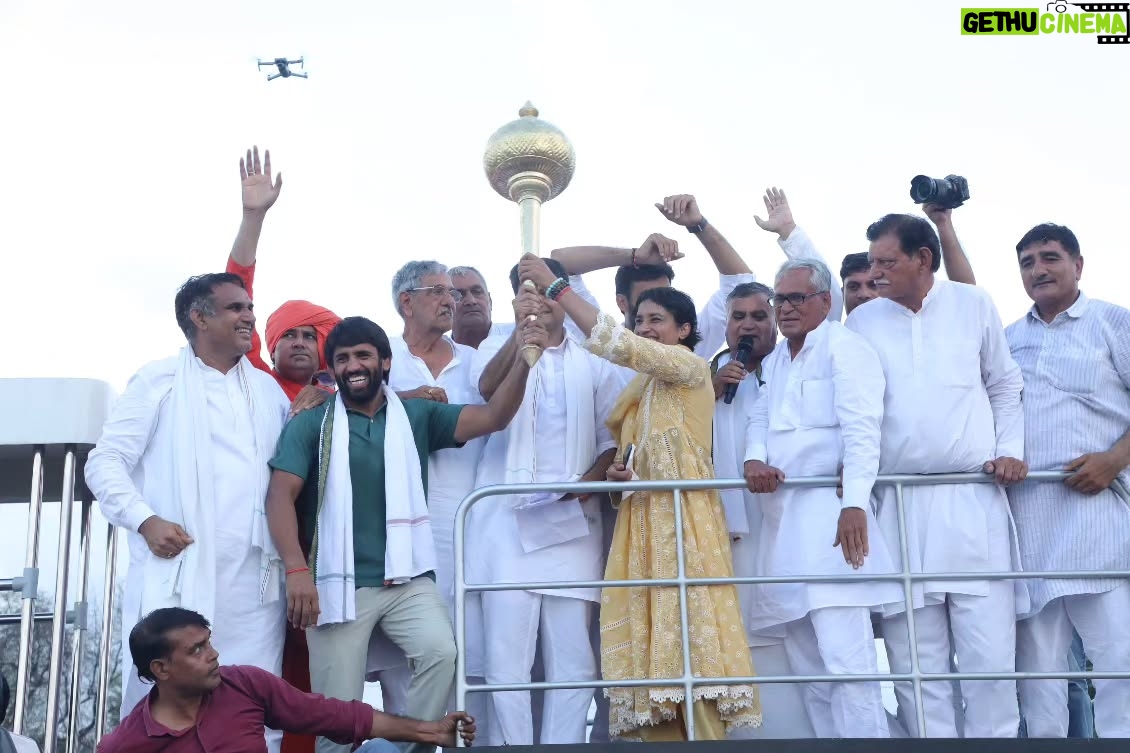 Vinesh Phogat - 14K Likes - आज खरक रामजी गांव में बड़े भाई @deependersinghhooda जी और पहलवान @bajrangpunia60 जी की उपस्थिति में जुलाना विधानसभा की जनता ने जो आशीर्वाद, सम्मान और समर्थन दिया है, उससे यह साफ है कि जुलाना बदलाव की राह पर है।

इस भाजपा सरकार का घमंड तोड़ने और जुलाना में विकास और सम्मान की नई कहानी लिखने का संकल्प जनता ने आज दिखा दिया है।