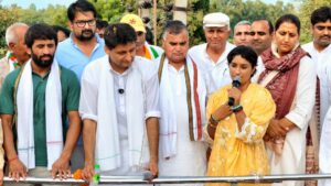 Vinesh Phogat Instagram - आज जुलाना विधानसभा के रामराय गांव में बड़े भाई @deependersinghhooda जी और मेरे संघर्ष के साथी पहलवान @bajrangpunia60 जी ने जनता से मेरे लिए समर्थन और वोट की अपील की। जुलाना के मेरे परिवार ने अपनी बेटी पर हुए अत्याचार को भुलाया नहीं है। दिल्ली की सड़कों पर महिला पहलवानों को घसीटने का वो दृश्य आज भी सबके दिलों में ताज़ा है।
मैं आपके हक और स्वाभिमान की इस लड़ाई में आपके साथ हूँ, और जुलाना की धरती पर न्याय का परचम लहराने का समय आ गया है।
इस दौरान पूर्व विधायक राजस्थान श्रीमती @krishnapooniaa जी समेत कांग्रेस पार्टी के सभी सम्मानित नेता और कार्यकर्ता मौजूद रहे।