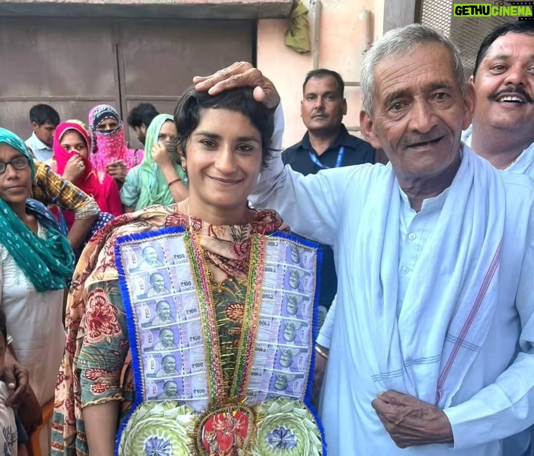 Vinesh Phogat - 16.2K Likes - वार्ड नं 1 में अपार समर्थन और अपने परिवार के लोगों से मिले प्यार ने मुझे नई ऊर्जा और जोश से भर दिया है। आपका यह विश्वास और आशीर्वाद मेरे संघर्ष की ताकत है।🙏